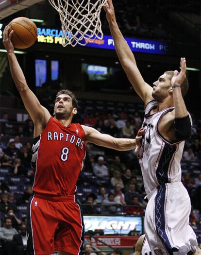 Calderón trata de encestar ante un jugador de los Nets