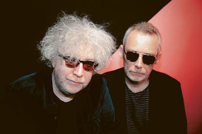 Los hermanos William y Jim Reid, integrantes de The Jesus and Mary Chain, en una fotografía promocional.