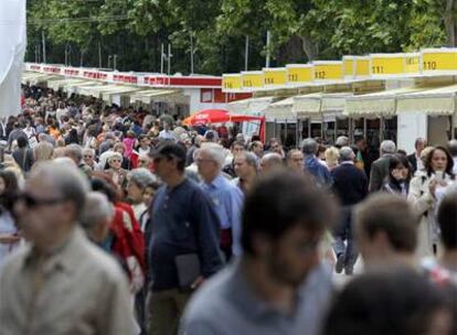 Panorama de una abarrotada Feria del Libro en el Retiro madrileño, el pasado fin de semana.