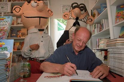 Madrid, 3 de junio de 2000. El dibujante Francisco Ibáñez, creador de <i>Mortadelo y Filemón,</i> firmando en la Feria del Libro.