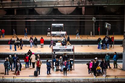 Usuarios en los andenes de la estación de cercanías de Atocha de Madrid, el día 2.