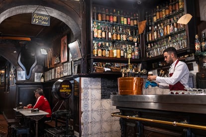 Vista de La Taberna de Antonio Sanchez, en Madrid, donde se exhibe un cartel con el precio en pesetas de las torrijas preferidas de Alfonso XIII. Imagen proporcionada por Guía Repsol.