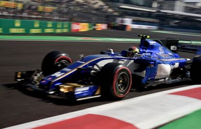 Kimi Pascal y su vehículo en la pista. 