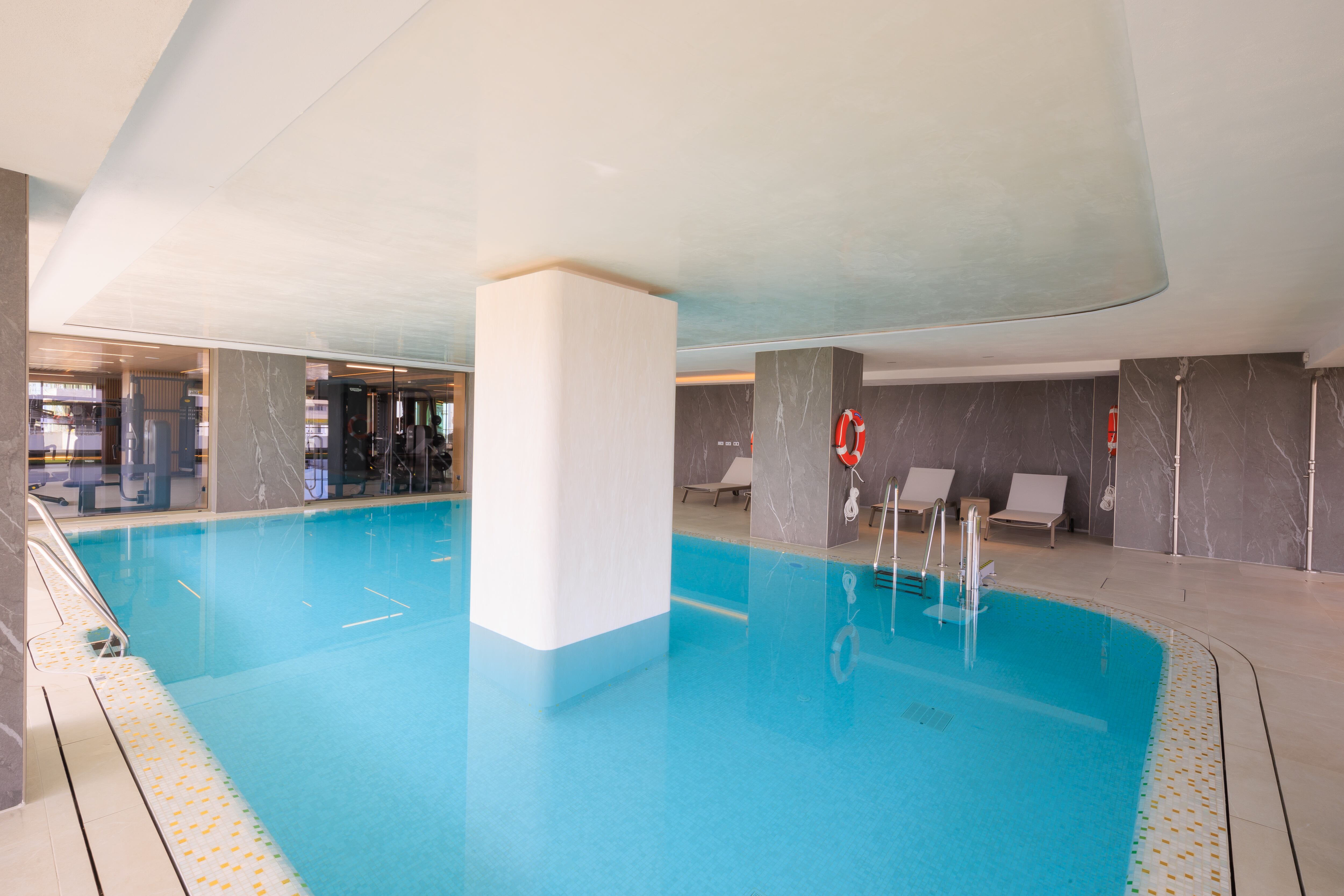 La piscina climatizada del gimnasio, en una foto cedida por Sierra Blanca States.