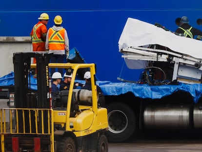 Operarios descargaban piezas recuperadas del 'Titan' en San Juan de Terranova (Canadá), el 28 de junio.