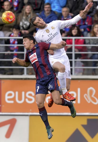 Ander Capa y Bale disputan un balón.