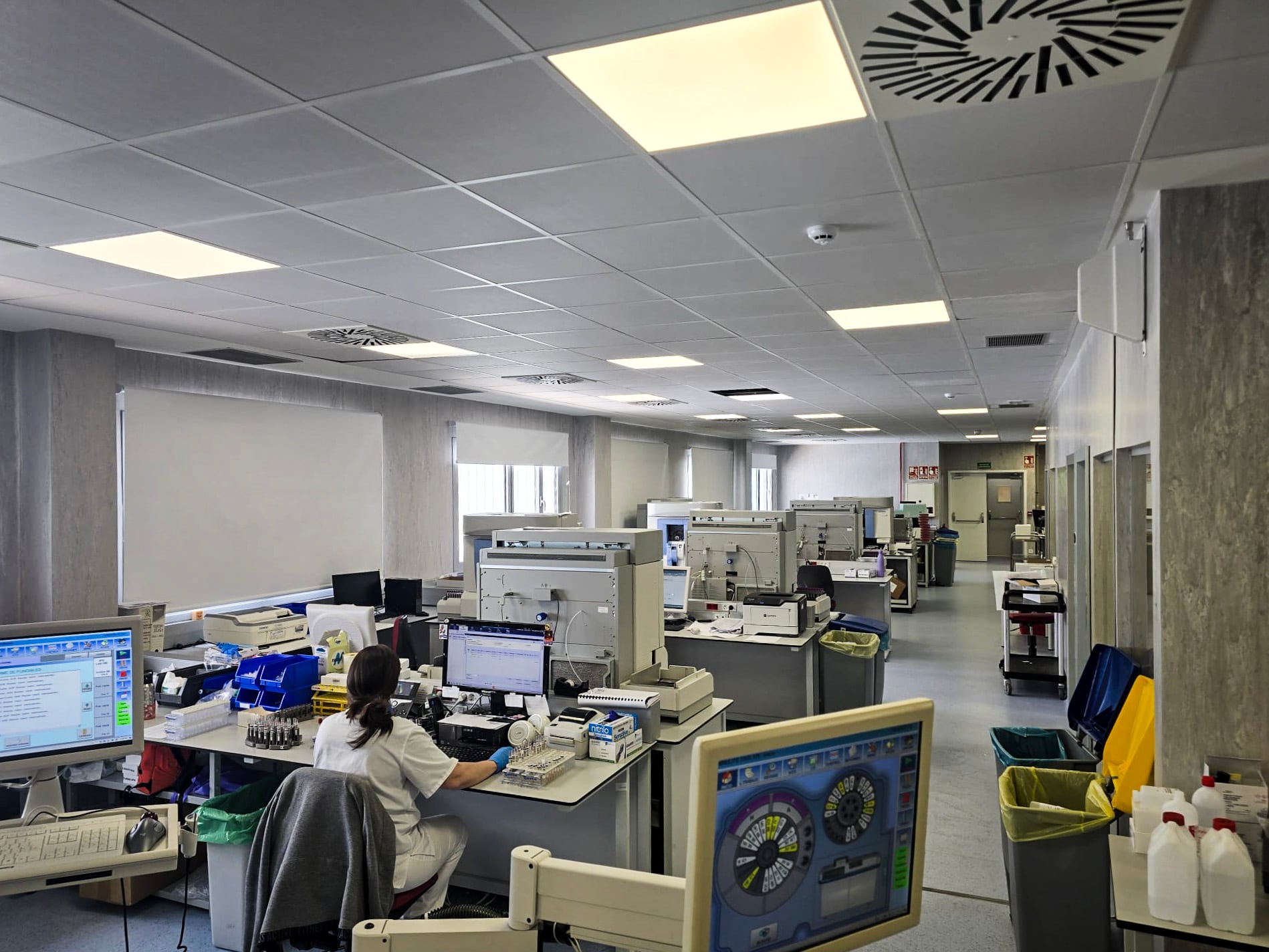 La planta donde se procesan las analíticas básicas, en el Laboratorio Clínico Central del Hospital Infanta Sofía en San Sebastián de los Reyes (Madrid).