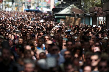 Vista de una multitud de gente caminando por Las Ramblas de Barcelona, un día después del atentado.