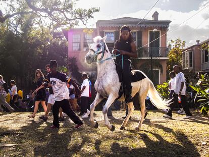 ‘Desfile de Segunda Línea en Nueva Orleans, Louisiana’ (2012). 