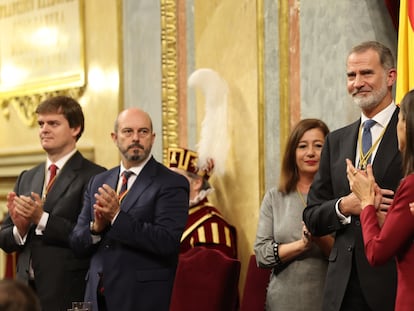 El presidente del Senado, Pedro Rollán (segundo por la izquierda); la presidenta del Congreso de los Diputados, Francina Armengol; el rey Felipe VI; la reina Letizia (segunda por la derecha), y la princesa Leonor, aplaudían este miércoles durante la Solemne Sesión de Apertura de las Cortes Generales de la XV Legislatura.