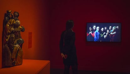 Una obra medieval anónima del siglo XIII junto al video de Bill Viola para mostrar el sufrimiento y la emoción en la exposición de Caixaforum.