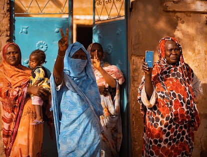 'Sus teléfonos son sus armas'. Fotografía de Suha Barakat para la exposición 'Resistencias en la Memoria'. La fotógrafa destaca que la imagen reúne a varias generaciones de mujeres, pero es la mayor quien tiene la valentía de sostener un teléfono para registrar lo que pasa en Sudán.