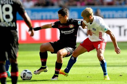 Hernández defiende el balón de Harry Holtby del Hamburgo.