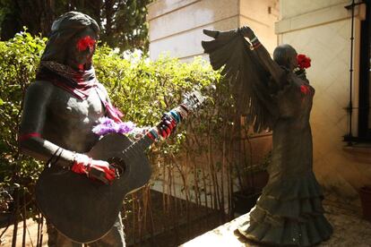 Estado de las estatuas de Lola y Antonio Flores tras ser atacadas con pintura.