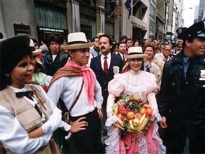 Hispanos de Nueva York, celebrando la fiesta nacional de Estados Unidos el 4 de julio. Según Trujillo, la ciudad se ha vuelto mucho más festiva, y eso tiene que ver con la aportación hispana, que se enfrenta al calvinismo imperante y en muchos casos vence.