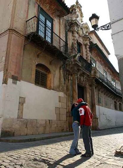 Portada, y fachada en curva que se adapta a la calle, del palacio de Peñaflor, ejemplo del llamado <i>barroco ecijano.</i>