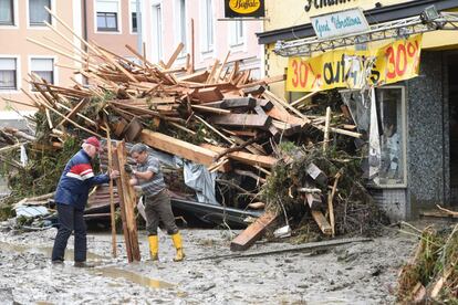 Dos ciudadanos retirada escombros de una zona residencial inundada después de fuertes lluvias en Simbach am Inn, al sur de Alemania.
