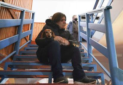 Ivette Lozano, de Chihuahua, México, sostiene a su perra Ramona en un hotel en Suceava, Rumania, cerca de la frontera con Ucrania después de que ella evacuara el país, el martes 1 de marzo de 2022.