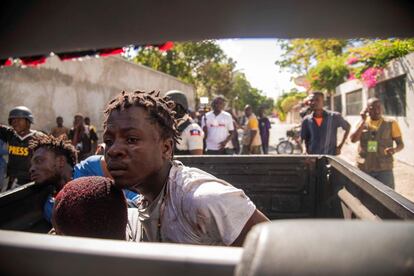 Varias personas heridas son transportados por la Policía durante una protesta en Puerto Príncipe (Haití). La capital haitiana se encuentra casi paralizada en medio de una nueva convocatoria de protestas tras las manifestaciones violentas de los últimos días en contra del Gobierno de Jovenel Moise por la crisis económica que atraviesa el país caribeño.