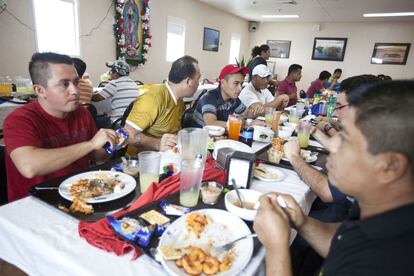 Los petroleros durante una comida en la plataforma Ku-M, en el Golfo de México.