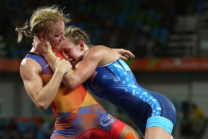 Jessica Blaszka (i) de Holanda compite contra Haley Ruth Augello de los Estados Unidos, durante los 48 kg estilo libre. 