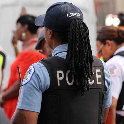 Una oficial de policía acude a un acto de homenaje tras el tirotero en Greater Grand, el 6 de julio 2024.