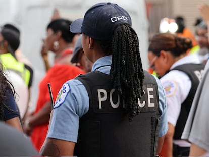 Una oficial de policía acude a un acto de homenaje tras el tirotero en Greater Grand, el 6 de julio 2024.