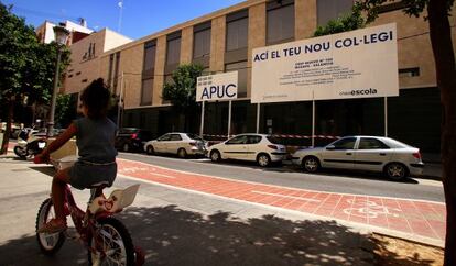 Una ni&ntilde;a pasea en bicicleta frente al nuevo colegio Puerto Rico de Valencia, que se abrir&aacute; la sema&ntilde;a pr&oacute;xima. 