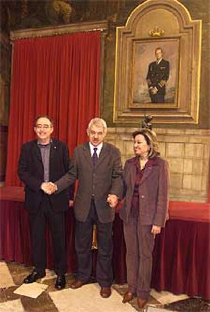 Pasqual Maragall, ayer, flanqueado por Josep Bargalló y Marta Cid.