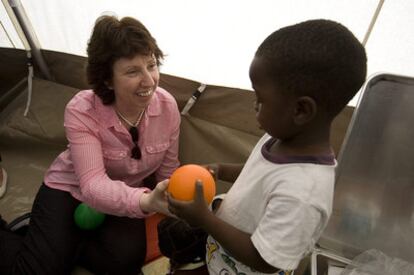 La responsable de Política Exterior de la Unión Europea, Catherine Ashton, juega con un niño hoy, durante su visita al campo de desplazados Place de la Paix en Puerto Príncipe