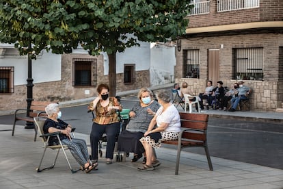 Vecinas de Aras de los Olmos conversan el 29 de julio. 