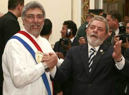 El presidente Lula da Silva saluda a su homólogo paraguayo, Fernando Lugo (izquierda), durante su toma de posesión en agosto en Asunción.