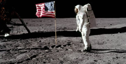 'Buzz' Aldrin, junto à bandeira norte-americana.