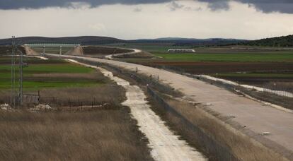 Plataforma del AVE Antequera-Sevilla, paralizado desde 2012, en el t&eacute;rmino municipal de Marchena.