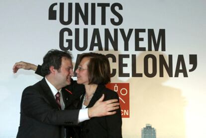 La candidata Montserrat Tura felicita al ganador de las primarias socialistas al Ayuntamiento de Barcelona, Jordi Hereu.