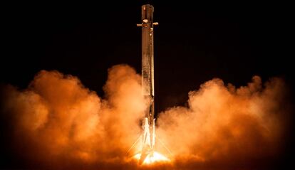 Cohete Falcon 9 de SpaceX despegando