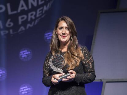 Dolores Redondo amb el Premi Planeta.