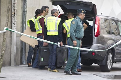 Miembros de la guardia civil abandonan la casa de los padres de Asunta Basterra tras el registro que han efectuado hoy. 