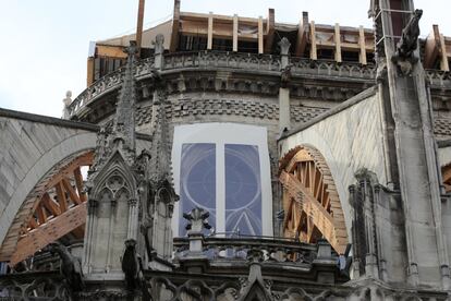 Las obras en curso en la catedral están destinadas a consolidar el edificio gótico, parcialmente devastado por un incendio el 15 de abril. En la imagen, trabajos de restauración de la catedral de Notre Dome, este martes en París (Francia).