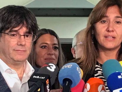 Carles Puigdemont, Míriam Nogueras (centre) i Laura Borràs, a Watrerloo, l'any passat.
