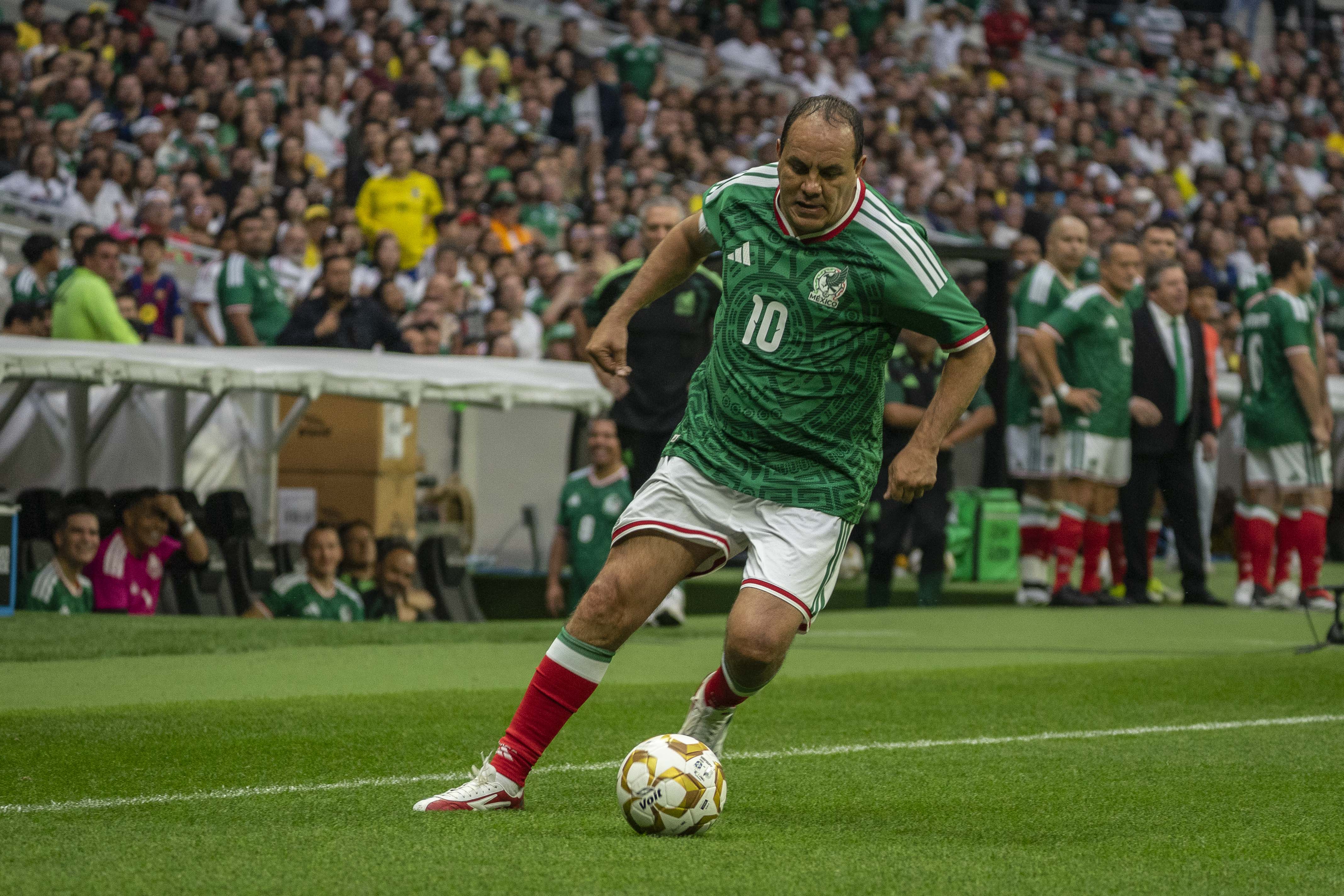 Cuauhétmoc Blanco durante el juego.
