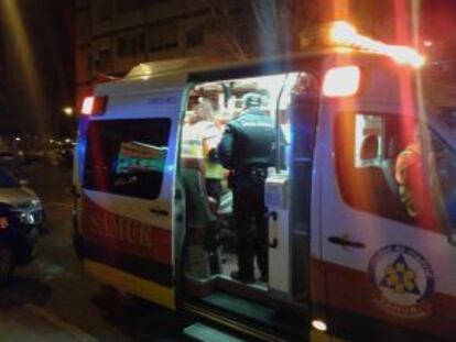 Policía y servicios sanitarios atienden al fallecido.