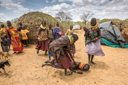 A los habitantes de Turkana les encanta cantar, pero en Nanam, cuando Lopusmoe trató de hacerlo, se desmayó de hambre y estrés. 