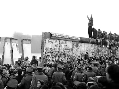 Multitud al mur de Berlín el 1989.