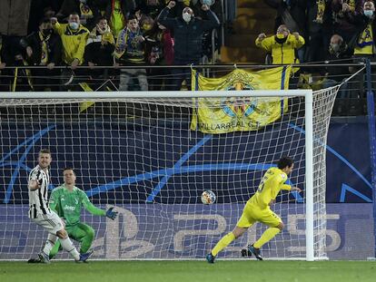 Parejo bate a Szczesny en el gol del empate del Villarreal.