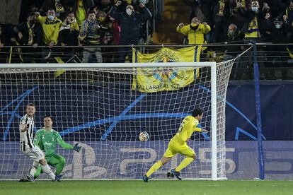 Parejo bate a Szczesny en el gol del empate del Villarreal.