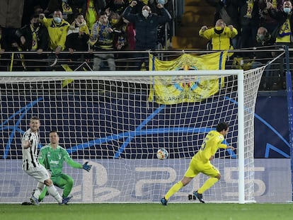 Parejo bate a Szczesny en el gol del empate del Villarreal.