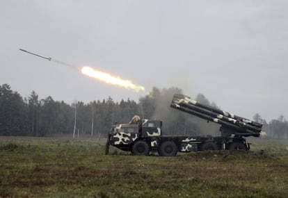 Un lanzacohetes múltiple bielorruso BM-30 Tornado dispara durante las maniobras en una localización secreta en Bielorrusia, el 16 de septiembre.