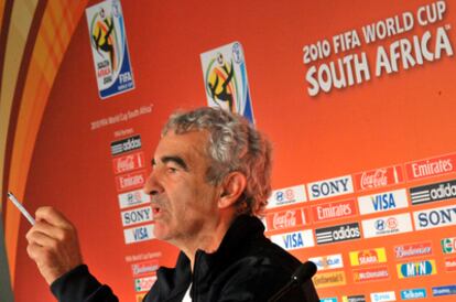 El seleccionador de Francia, Raymond Domenech, durante una rueda de prensa en la concentración francesa.