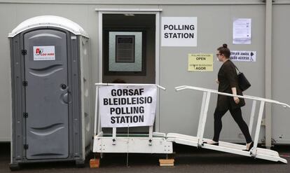 Un mujer llega a un centro electoral en Cardiff (Gales).